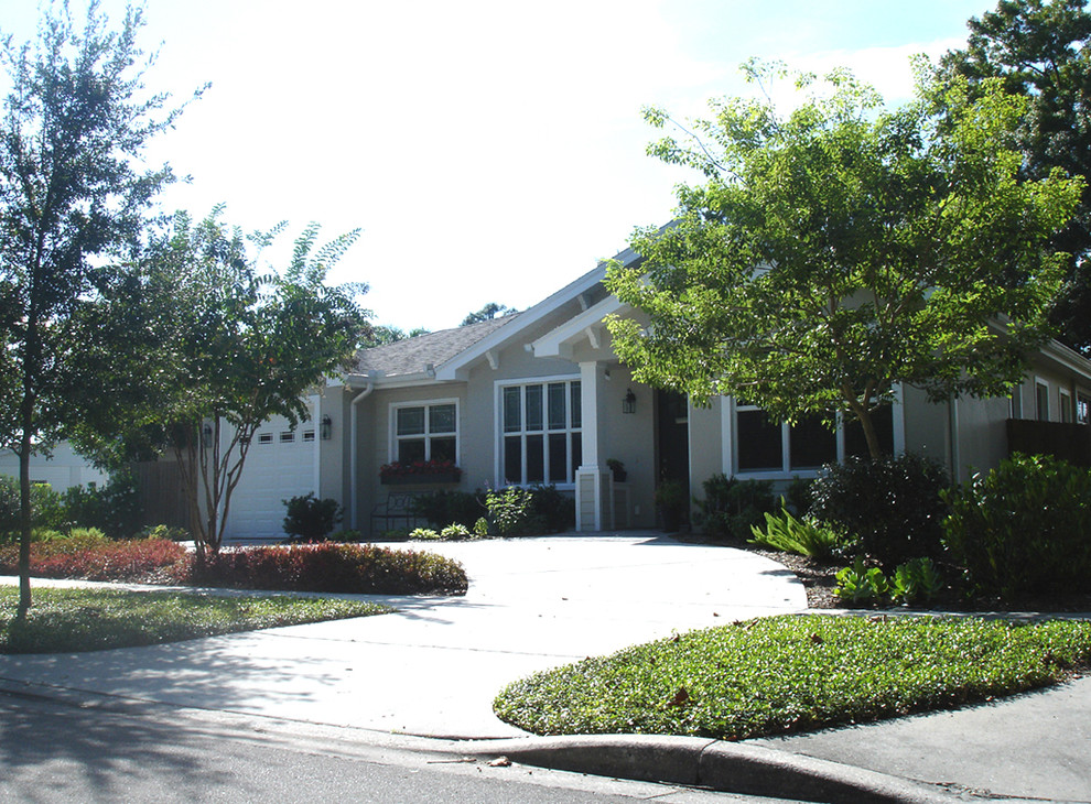 Kleines, Einstöckiges Rustikales Haus mit Mix-Fassade, grauer Fassadenfarbe und Satteldach in Tampa