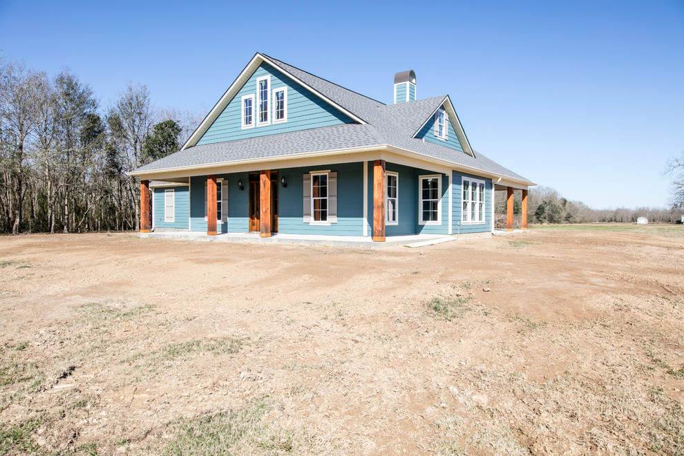 Mittelgroßes, Einstöckiges Landhausstil Einfamilienhaus mit Faserzement-Fassade, blauer Fassadenfarbe, Walmdach und Schindeldach in New Orleans
