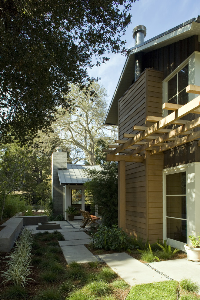 サンフランシスコにあるトランジショナルスタイルのおしゃれな木の家の写真
