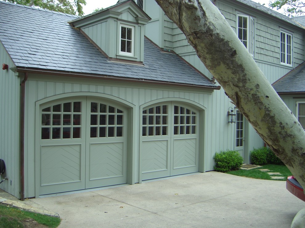 Пример оригинального дизайна: большой гараж в классическом стиле