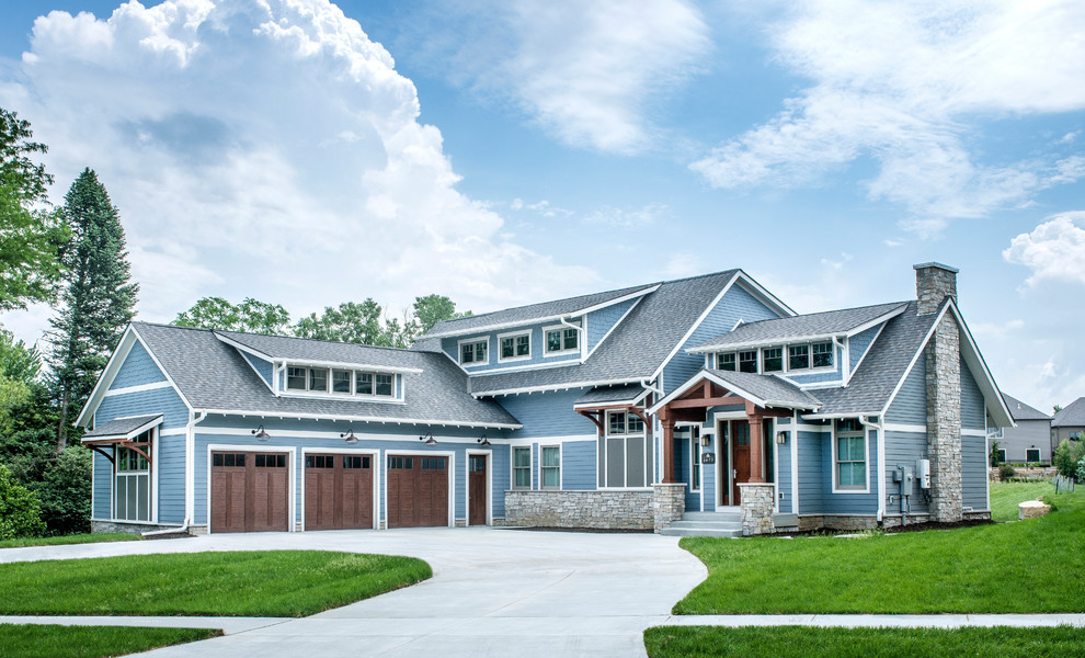 Großes, Zweistöckiges Uriges Einfamilienhaus mit Mix-Fassade, blauer Fassadenfarbe, Satteldach und Schindeldach in Omaha