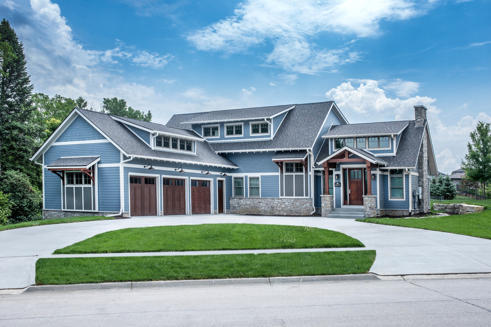 Modelo de fachada de casa azul de estilo americano grande de dos plantas con revestimientos combinados, tejado de teja de madera y tejado a dos aguas