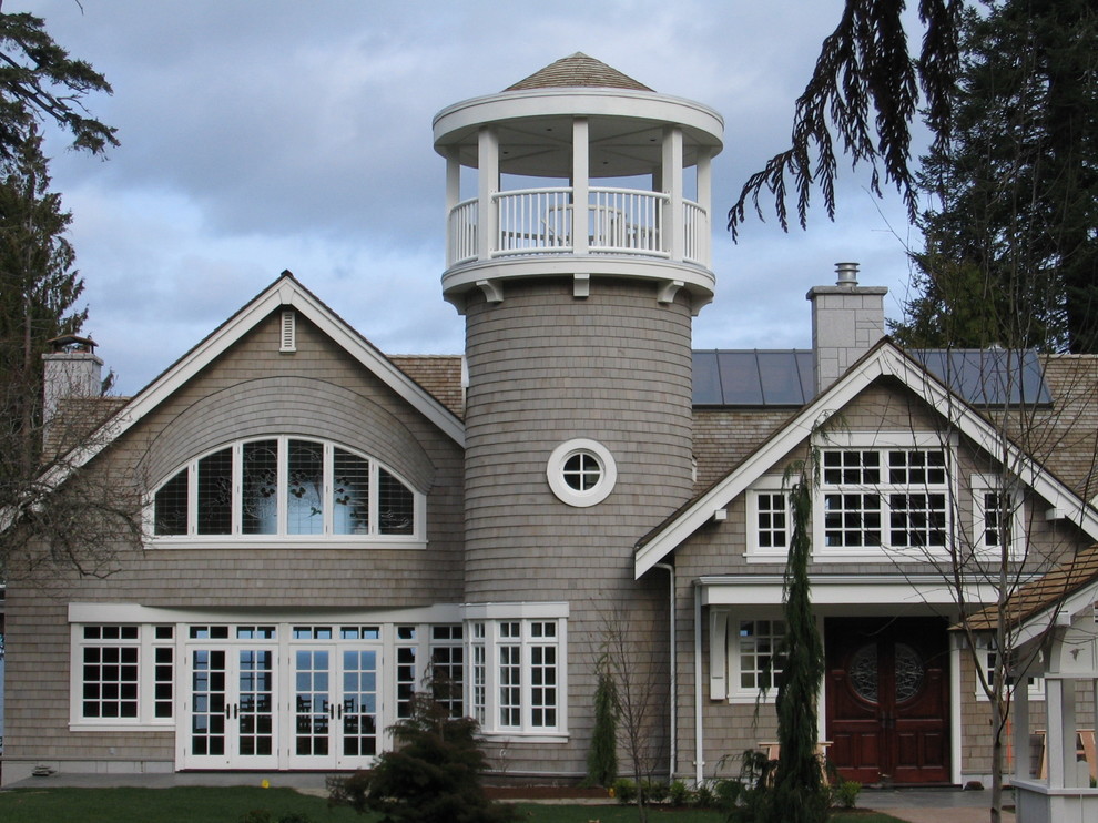 Idee per la facciata di una casa grigia stile marinaro a due piani di medie dimensioni con rivestimento in legno e tetto a capanna