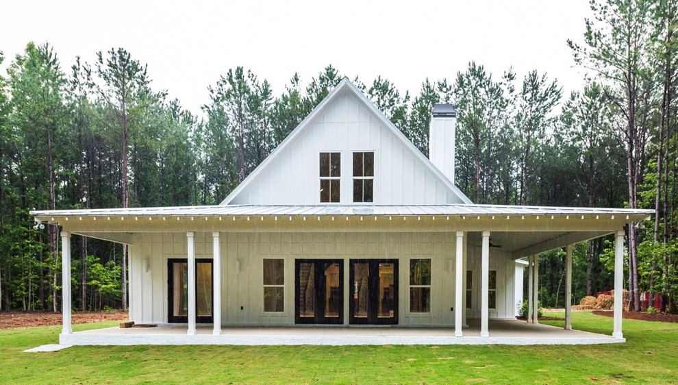 Diseño de fachada de casa blanca de estilo de casa de campo de tamaño medio de dos plantas con revestimiento de vidrio, tejado a dos aguas y tejado de metal