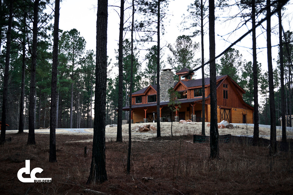 Свежая идея для дизайна: большой, двухэтажный, деревянный, коричневый дом в стиле рустика с двускатной крышей - отличное фото интерьера