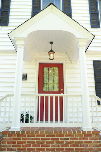 Cette image montre une grande façade de maison blanche traditionnelle en bois à un étage avec un toit à deux pans.