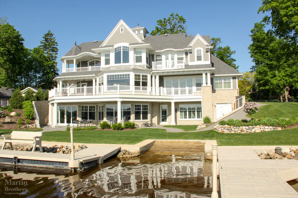 Geräumiges, Dreistöckiges Maritimes Einfamilienhaus mit Faserzement-Fassade, grauer Fassadenfarbe und Schindeldach in Grand Rapids