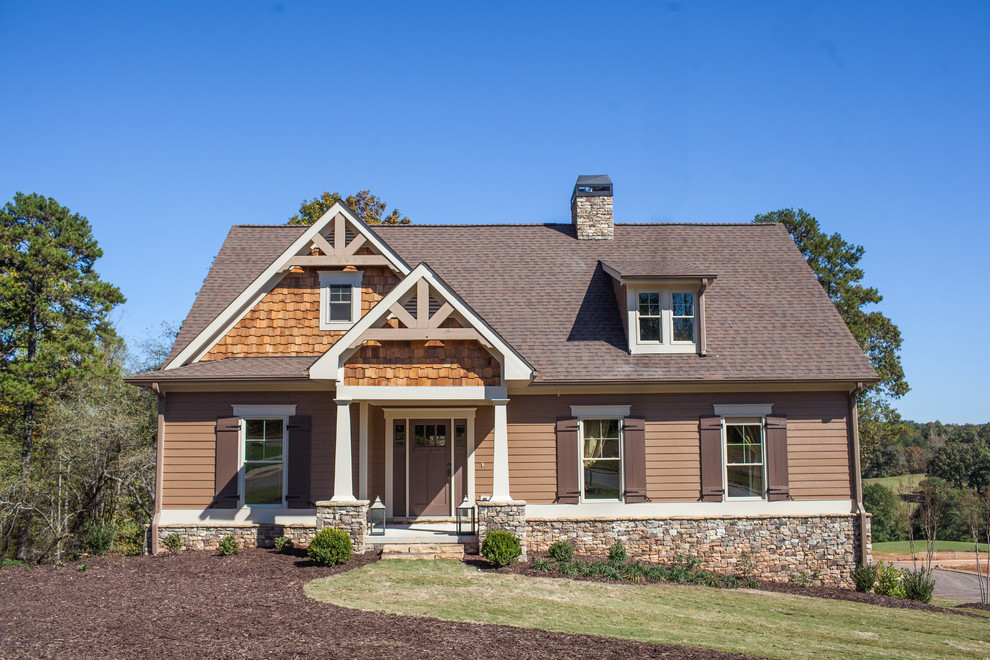 Zweistöckiges, Großes Klassisches Einfamilienhaus mit Mix-Fassade, Schindeldach, beiger Fassadenfarbe und Walmdach in Atlanta