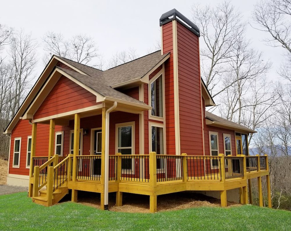 Idéer för att renovera ett mellanstort lantligt rött hus i flera nivåer, med sadeltak och tak i shingel