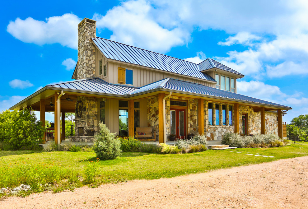 Foto della facciata di una casa beige country a un piano di medie dimensioni con rivestimenti misti e tetto a capanna
