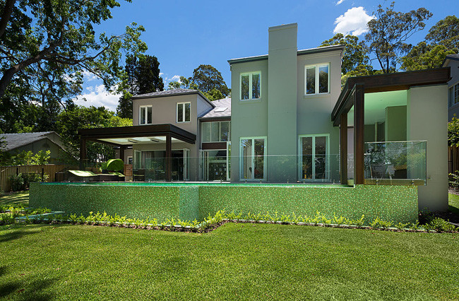 Пример оригинального дизайна: большой, двухэтажный, серый дом в стиле модернизм с облицовкой из цементной штукатурки и вальмовой крышей