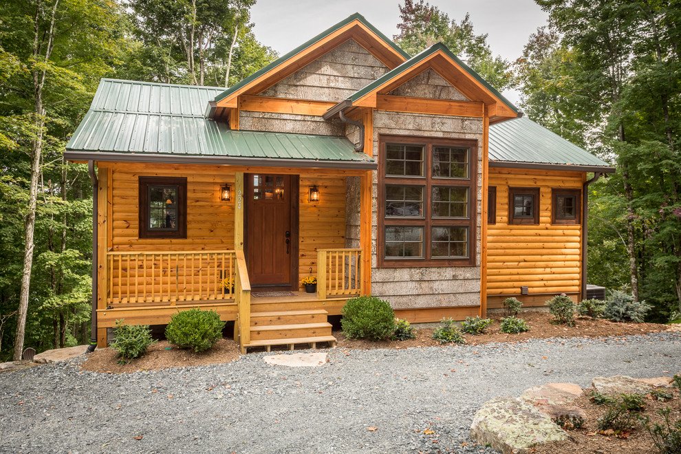 Idées déco pour une façade de maison marron montagne en bois de taille moyenne et à un étage.