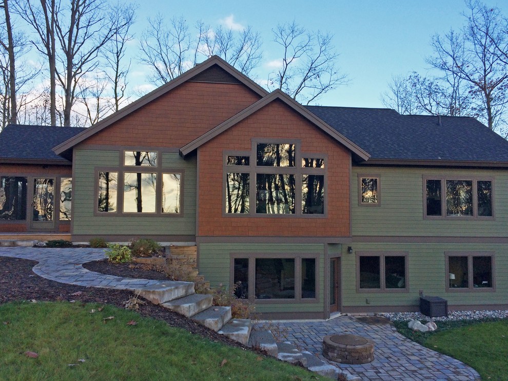 Cette photo montre une grande façade de maison multicolore moderne en bois.