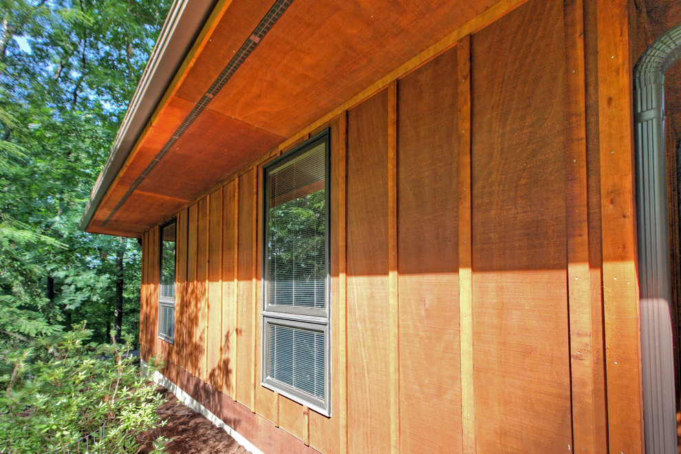 Cette image montre une façade de maison chalet en bois.