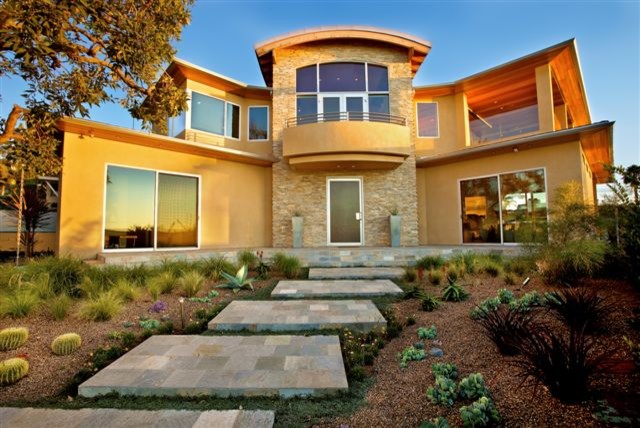 Großes, Zweistöckiges Modernes Haus mit Mix-Fassade, beiger Fassadenfarbe und Flachdach in San Diego
