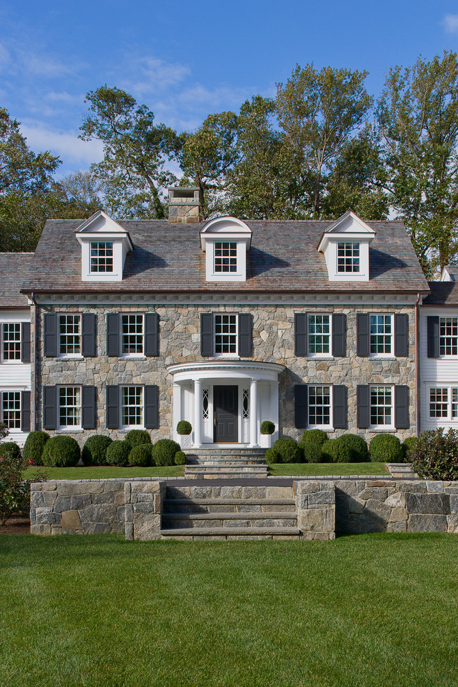 Пример оригинального дизайна: большой дом в классическом стиле с комбинированной облицовкой