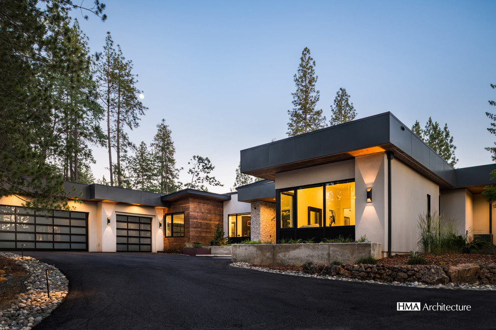 Inspiration pour une façade de maison beige design de plain-pied avec un revêtement mixte, un toit plat et un toit en métal.