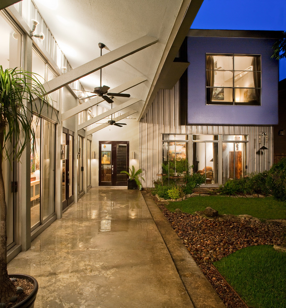 Mittelgroßes, Zweistöckiges Modernes Einfamilienhaus mit Metallfassade und Lilaner Fassadenfarbe in Houston