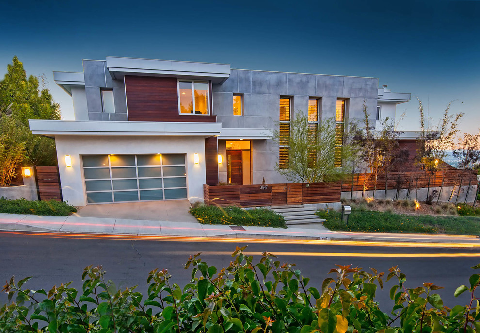 This is an example of a contemporary two floor house exterior in Los Angeles.