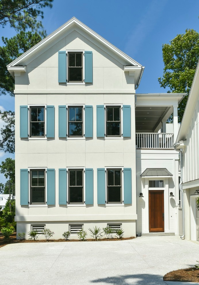 Modelo de fachada de casa blanca contemporánea grande de tres plantas con revestimientos combinados, tejado a cuatro aguas y tejado de metal