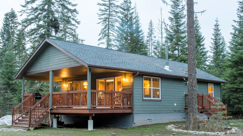 Kleines, Einstöckiges Uriges Haus mit Faserzement-Fassade, grüner Fassadenfarbe und Satteldach in Seattle