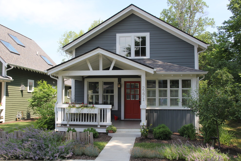 Свежая идея для дизайна: двухэтажный, синий частный загородный дом среднего размера в стиле кантри - отличное фото интерьера