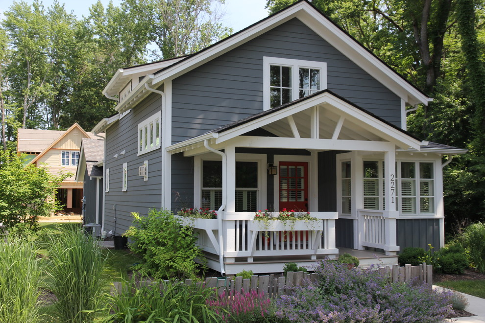 Imagen de fachada de casa gris de estilo americano de dos plantas