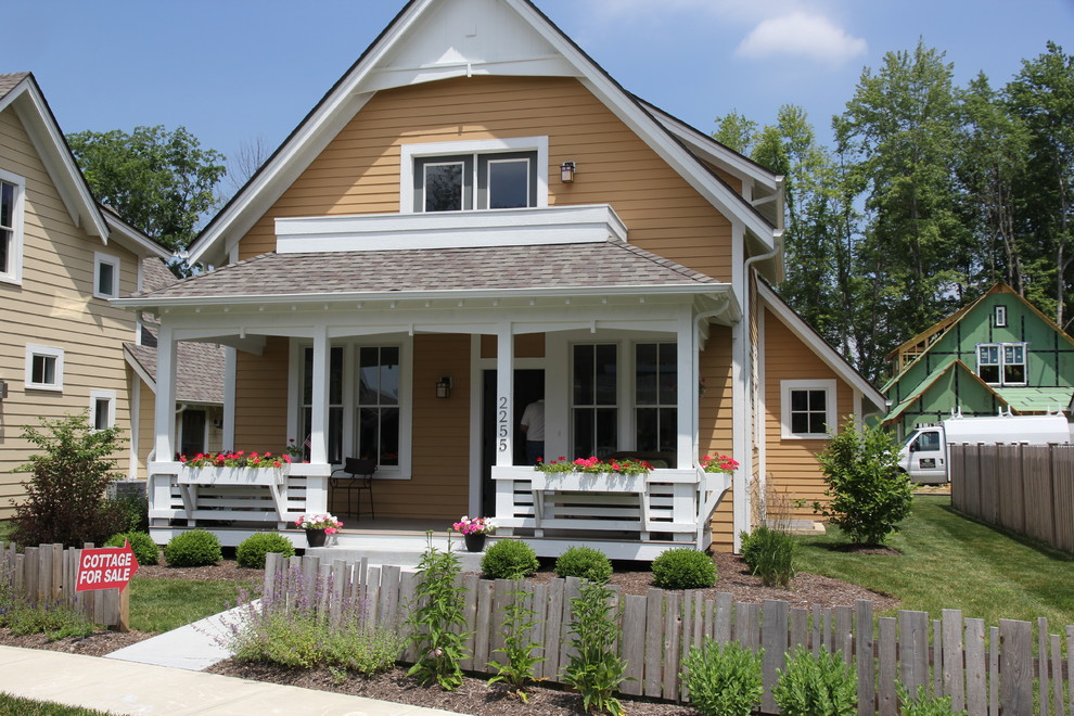 Zweistöckiges, Mittelgroßes Uriges Einfamilienhaus mit gelber Fassadenfarbe in Indianapolis