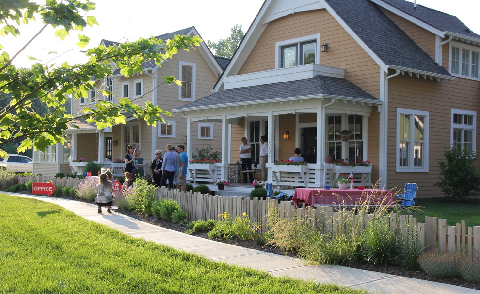 Zweistöckiges, Mittelgroßes Uriges Einfamilienhaus mit gelber Fassadenfarbe in Indianapolis