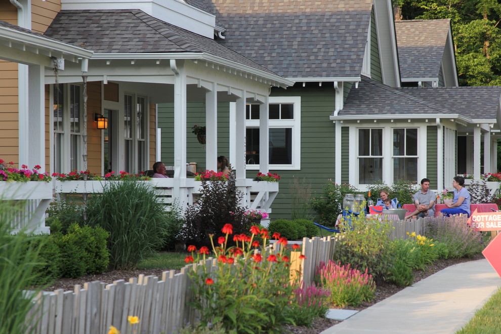 Ejemplo de fachada de casa verde de estilo americano de tamaño medio de dos plantas