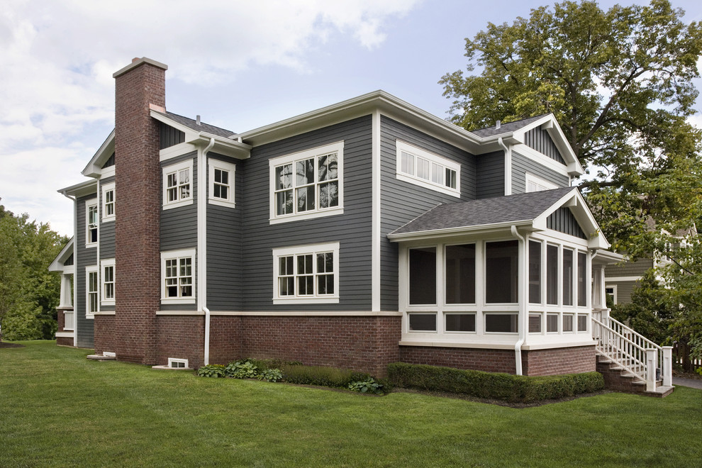 Immagine della villa grande blu american style a due piani con rivestimento in legno, tetto a capanna, copertura a scandole, tetto nero e pannelli sovrapposti