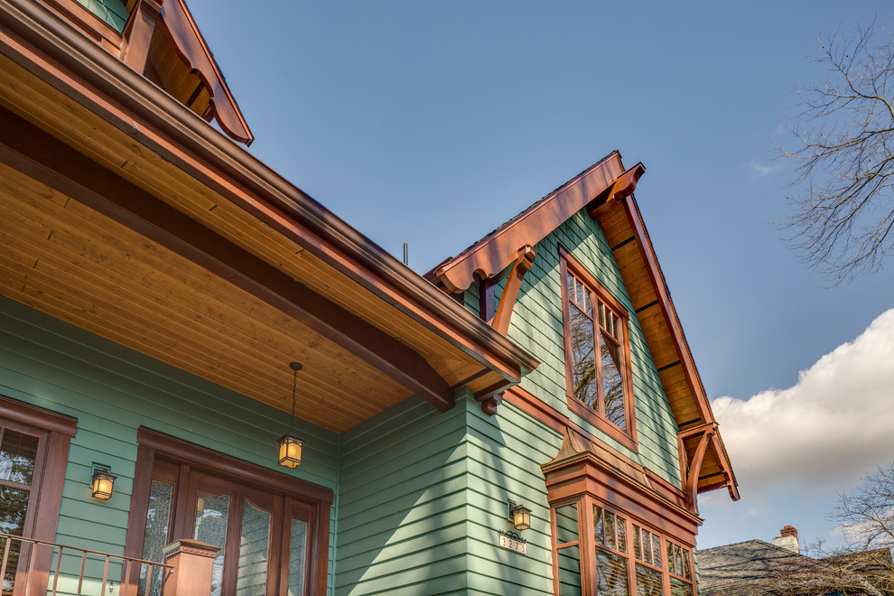 Пример оригинального дизайна: большой, трехэтажный, деревянный, зеленый дом в стиле кантри с двускатной крышей