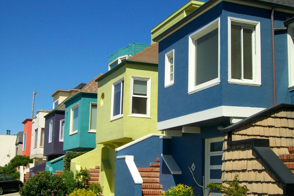 Mittelgroßes, Dreistöckiges Eklektisches Haus mit Putzfassade, bunter Fassadenfarbe und Walmdach in San Francisco