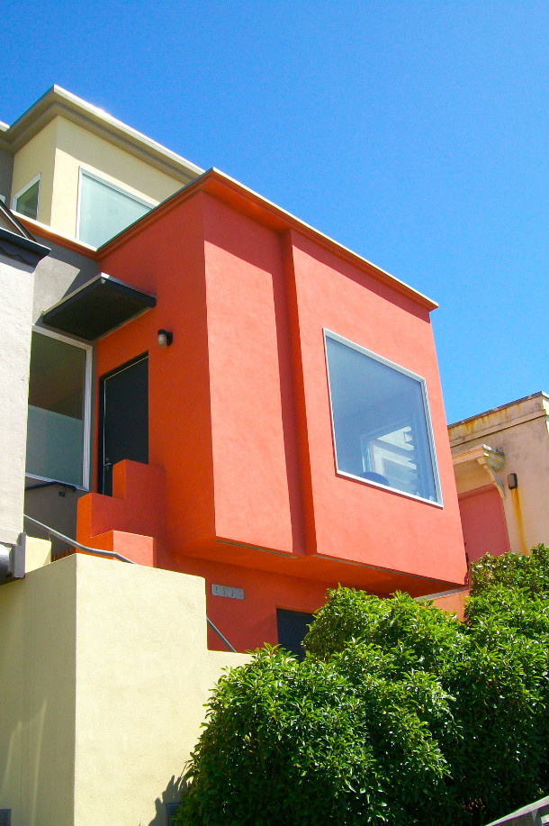 Inspiration pour une façade de maison multicolore design en stuc de taille moyenne et à deux étages et plus avec un toit plat.