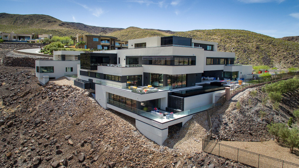 Geräumiges, Vierstöckiges Modernes Einfamilienhaus mit Flachdach in Las Vegas