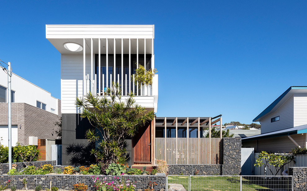 Свежая идея для дизайна: двухэтажный дом в стиле модернизм с плоской крышей - отличное фото интерьера
