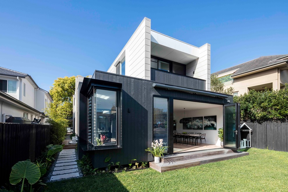 Свежая идея для дизайна: двухэтажный дом среднего размера в стиле модернизм - отличное фото интерьера