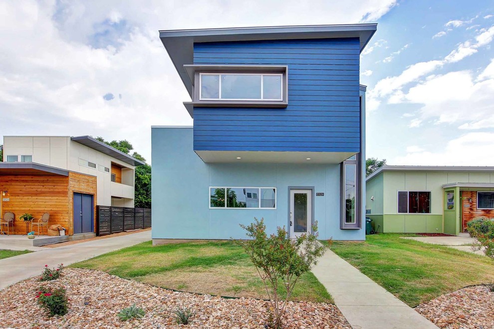 Réalisation d'une façade de maison bleue design de taille moyenne et à un étage avec un toit en appentis.