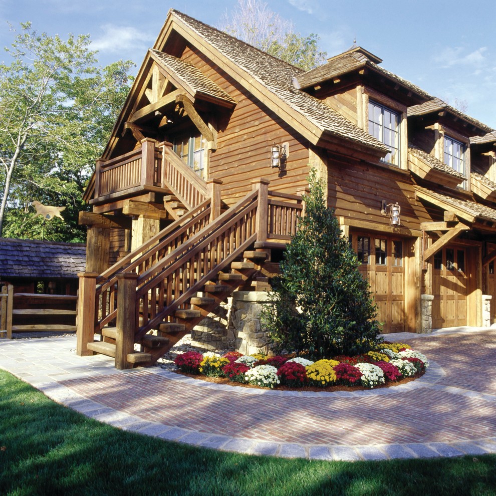 Idées déco pour une grande façade de maison marron montagne en bois à un étage avec un toit à deux pans.