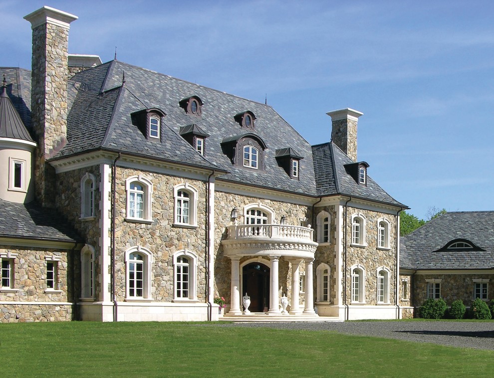 Idee per la facciata di una casa ampia beige classica a tre piani con rivestimento in pietra e falda a timpano