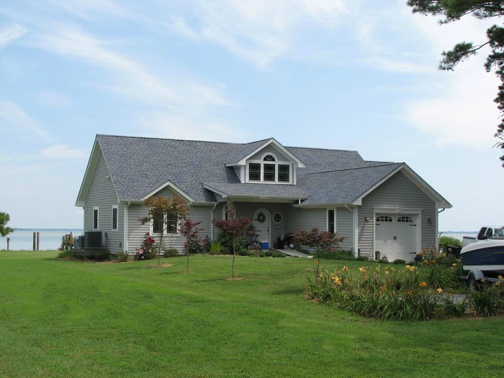 Imagen de fachada de casa gris costera de tamaño medio de dos plantas con revestimiento de madera, tejado a dos aguas y tejado de teja de madera