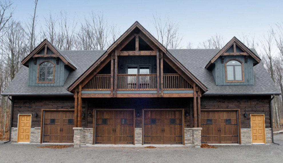 Inspiration pour une grande façade de maison marron chalet à un étage avec un revêtement mixte et un toit à deux pans.