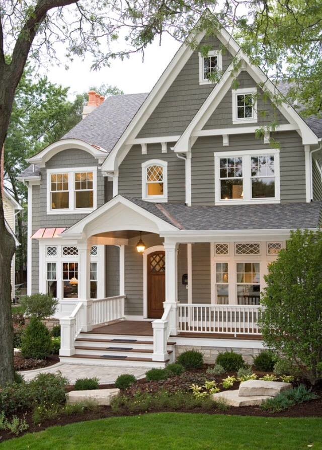 Cette photo montre une grande façade de maison grise craftsman en bois à un étage avec un toit à deux pans et un toit en shingle.