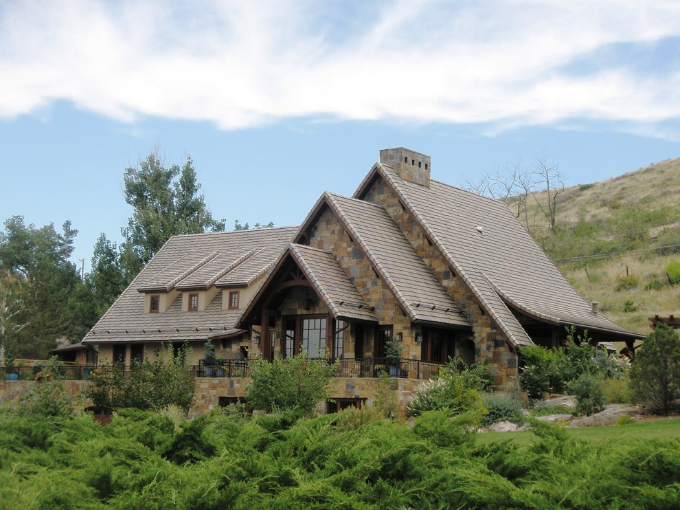 Foto de fachada de casa marrón rural de tamaño medio de dos plantas con revestimientos combinados, tejado a dos aguas y tejado de teja de madera