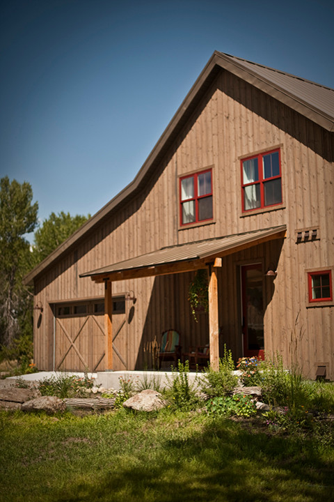 Mittelgroße, Zweistöckige Urige Holzfassade Haus mit brauner Fassadenfarbe in Sonstige