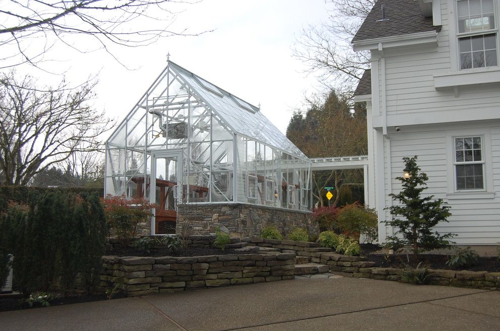 Foto della facciata di una casa piccola bianca classica a un piano con rivestimento in vetro