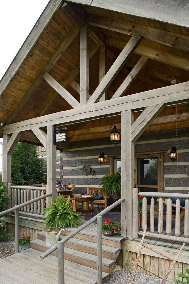 Exemple d'une grande façade de maison grise montagne en bois de plain-pied avec un toit à deux pans et un toit en métal.
