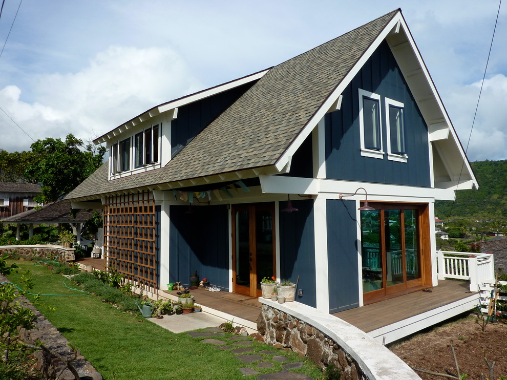 На фото: двухэтажный, деревянный, синий частный загородный дом среднего размера в стиле кантри с двускатной крышей, крышей из гибкой черепицы, серой крышей, отделкой доской с нащельником и входной группой с