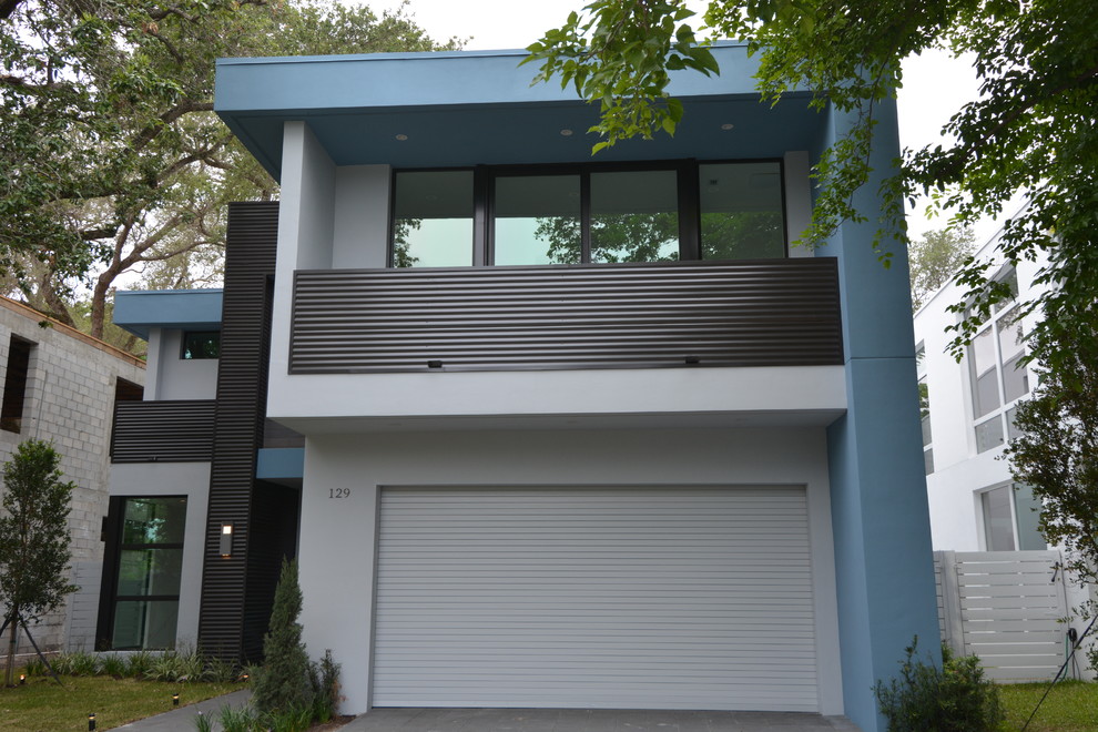 Diseño de fachada multicolor minimalista grande de dos plantas con revestimientos combinados y tejado plano