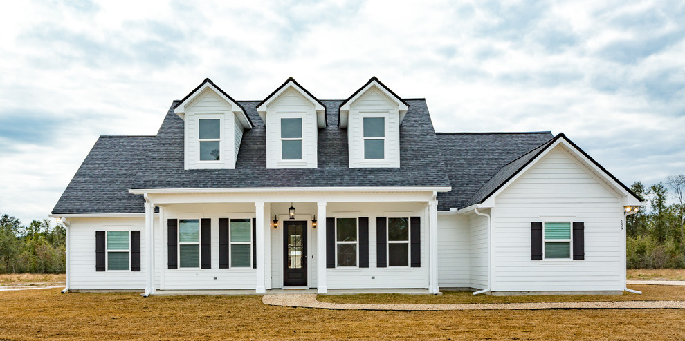Einstöckiges Country Einfamilienhaus mit weißer Fassadenfarbe, Satteldach und Schindeldach in Jacksonville